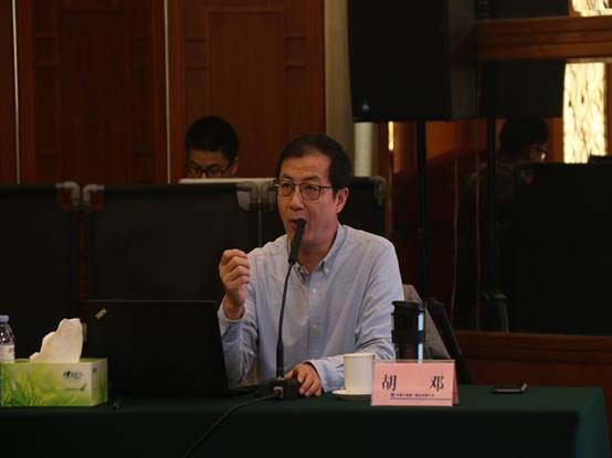 中國人民大學(xué)心理健康教育與咨詢中心主任、副教授胡鄧